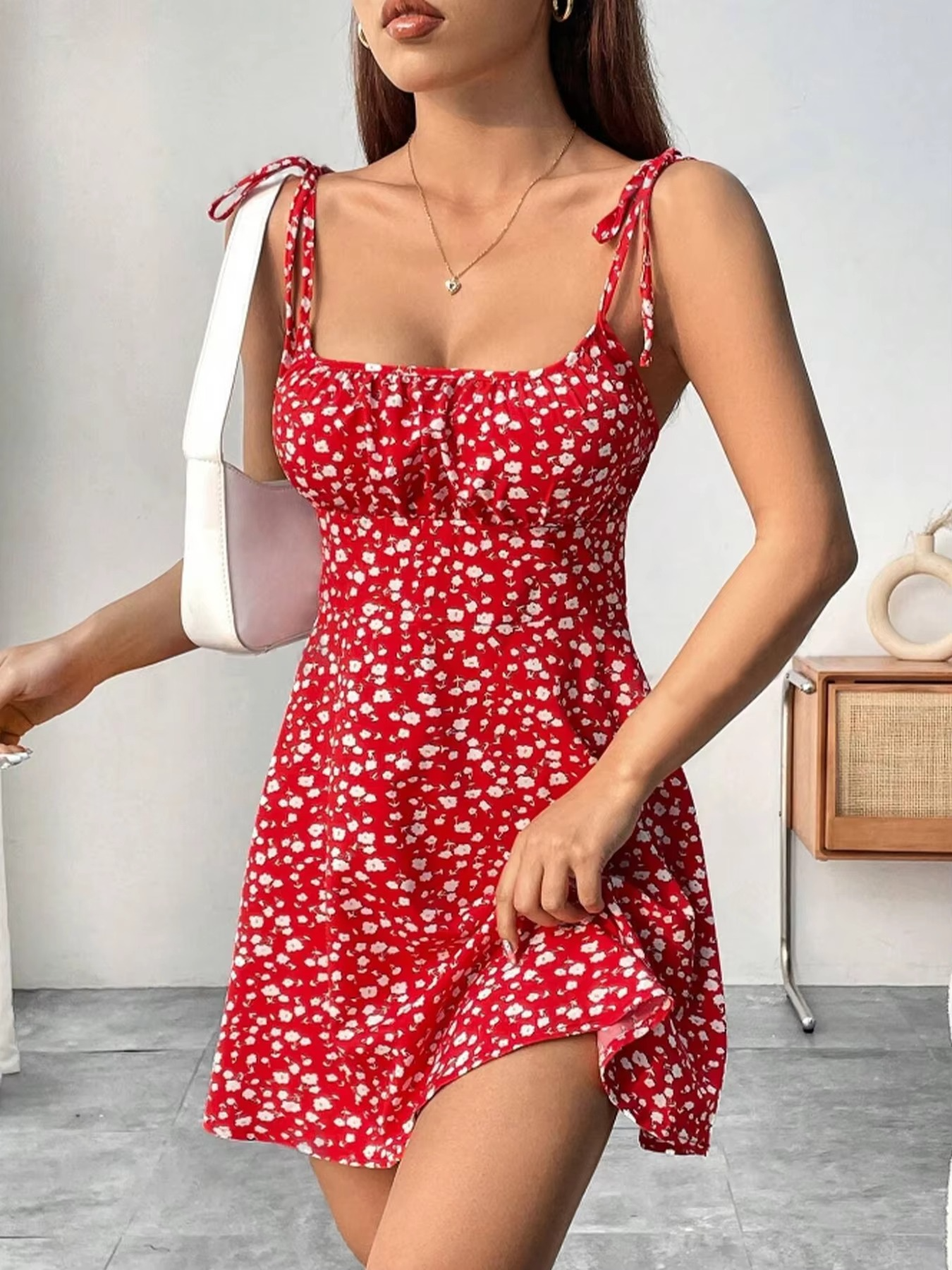 Elegancka sukienka z odkrytymi plecami w stylu wakacyjnym