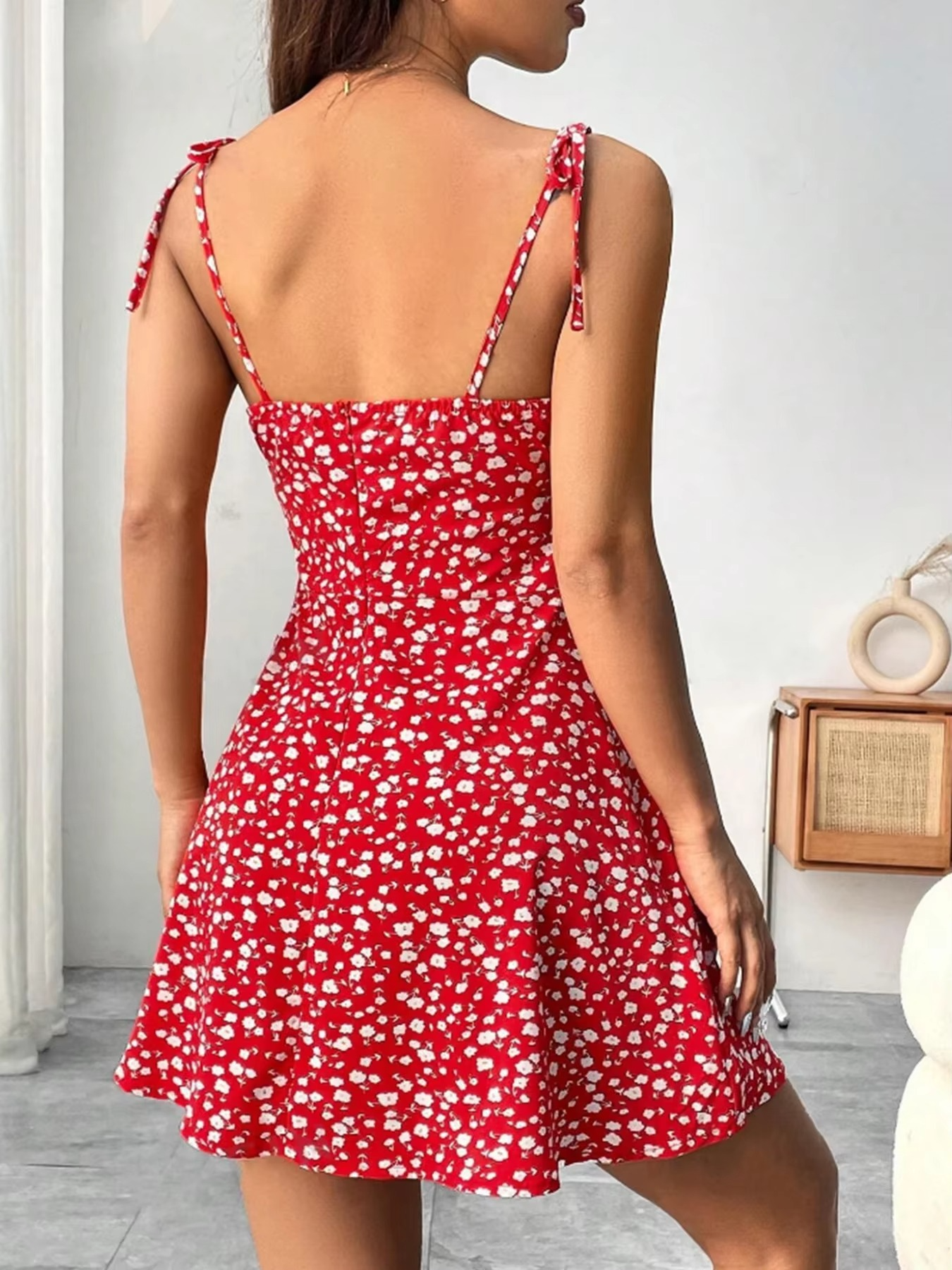 Elegancka sukienka z odkrytymi plecami w stylu wakacyjnym